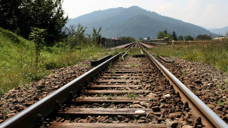 Bakıda dəmir yolu xəttini qadağan olunmuş yerdən keçmiş piyada xəsarət alıb