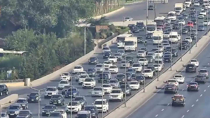 Bakının bir sıra yollarında sıxlıq var