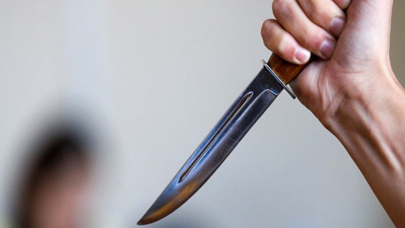 Azyaşlı övladlarını bıçaqlayan ata intihar edib
