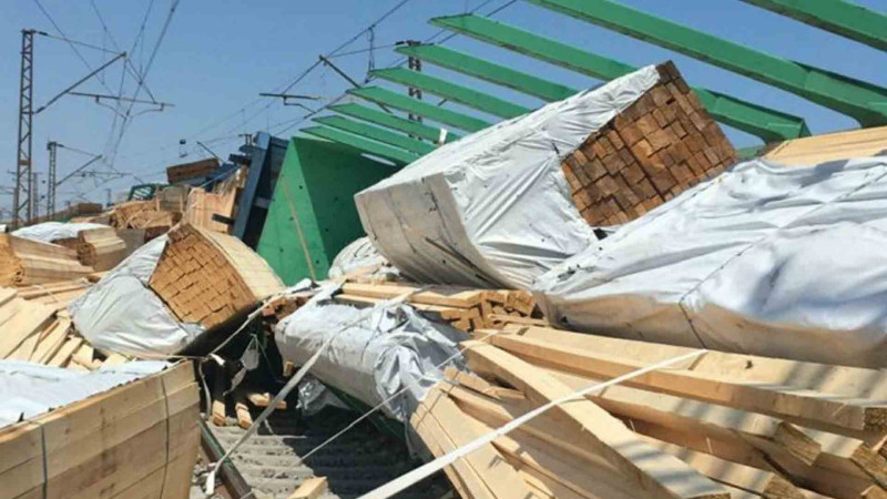 Azərbaycanda qatar relsdən çıxıb aşdı