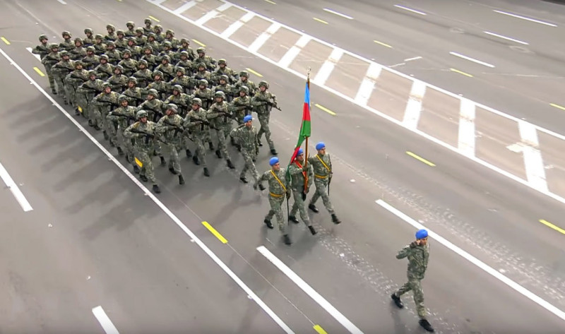 Zakir Həsənov Belarusda Azərbaycan hərbçilərinin də iştirak etdiyi paradı izləyib