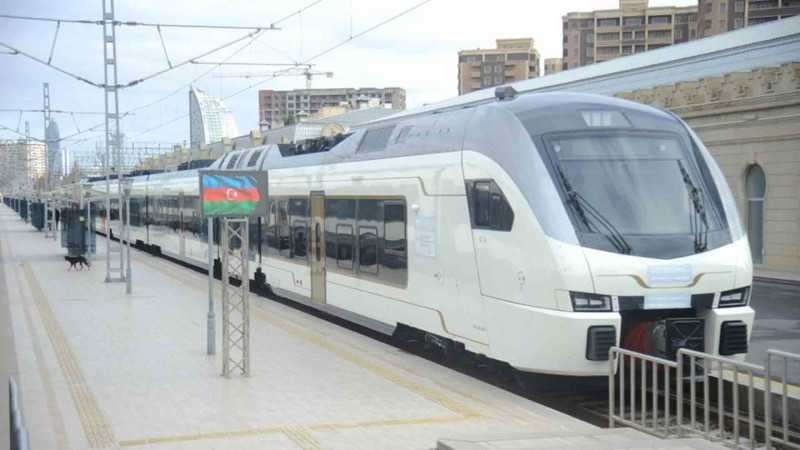 Bakıya yeni elektrik qatarı gətirilib