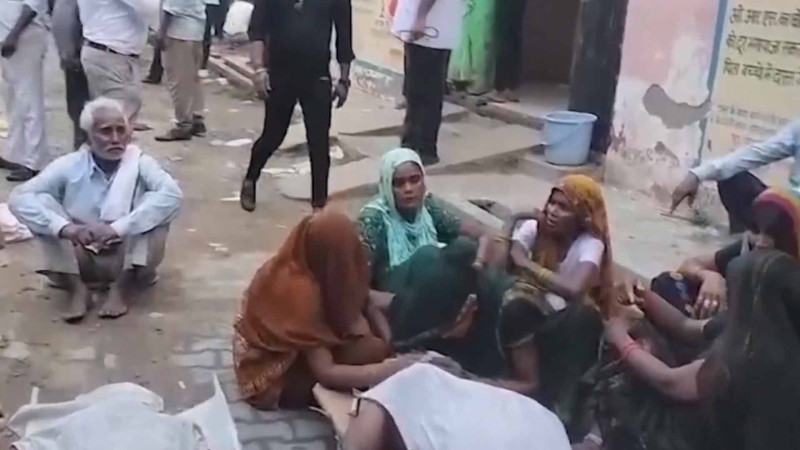 Hindistanda dini ayin zamanı yüzdən çox insan ölüb