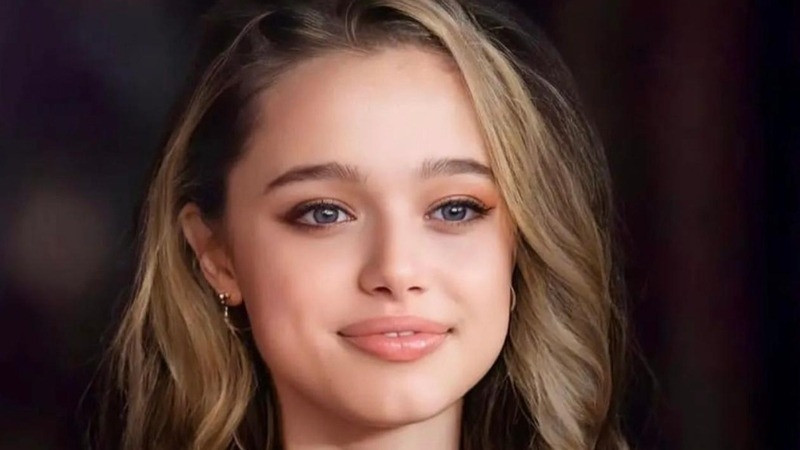 Ancelina Coli və Bred Pittin qızı atasının soyadından imtina etdi