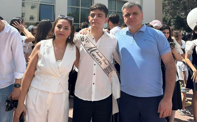 Oğlu ilə eyni gündə tələbə adını qazandı - Foto