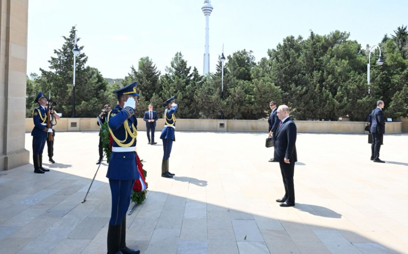 Vladimir Putin Şəhidlər xiyabanını ziyarət edib