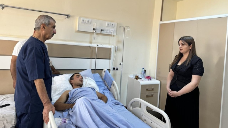 Naxçıvan Ombudsmanı mina partlayışında yaralanmış şəxsə baş çəkib.