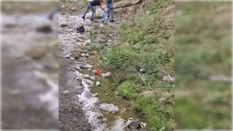 Şuşadan Laçına gedən təbii bulaq tullantılarla dolub