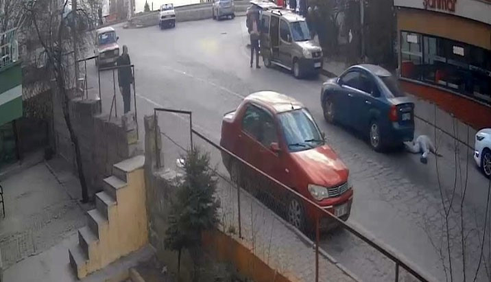 Türkiyədə kişi qohumunu silahla vurub üstündən maşınla keçib