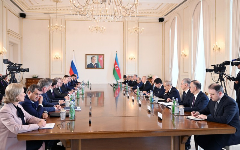 İlham Əliyev və Vladimir Putinin geniş tərkibdə görüşü olub
