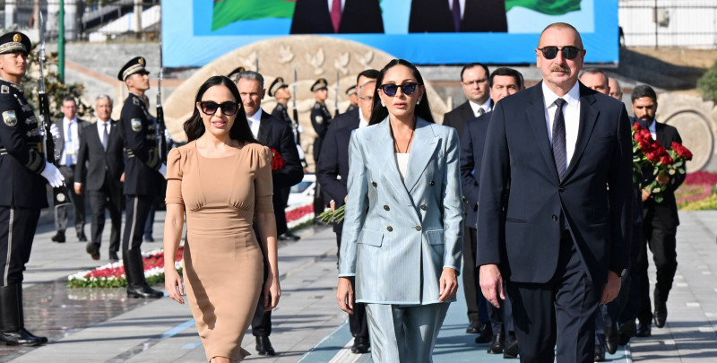 Prezident İlham Əliyev, Mehriban Əliyeva və Leyla Əliyeva Daşkənddə Heydər Əliyevin barelyefi önünə gül dəstələri qoyublar