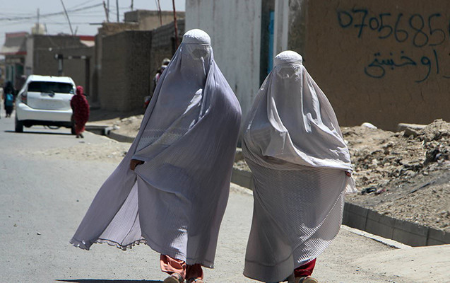 “Taliban” qadınlara yüksək səslə danışmasını qadağan edib