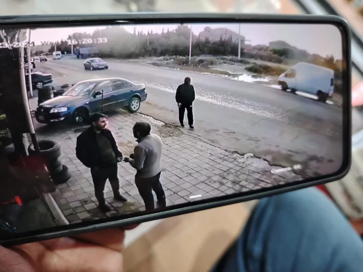 Bakıda maskalı şəxs məktəblini oğurlamaq istədi - GÖRÜNTÜ