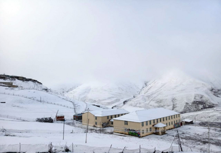 Şahdağ, Gədəbəy, Daşkəsən, Qrız, Xınalıqda qar yağıb