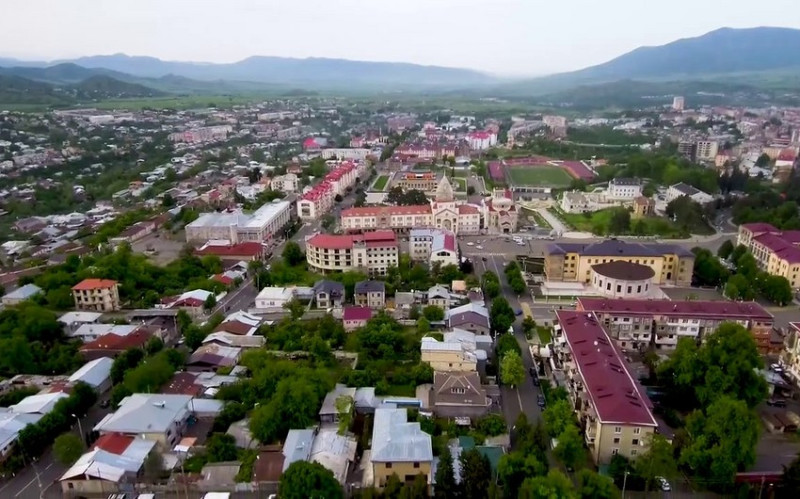 Bakıda avtobus zolağındakı lük təhlükə saçır – VİDEO