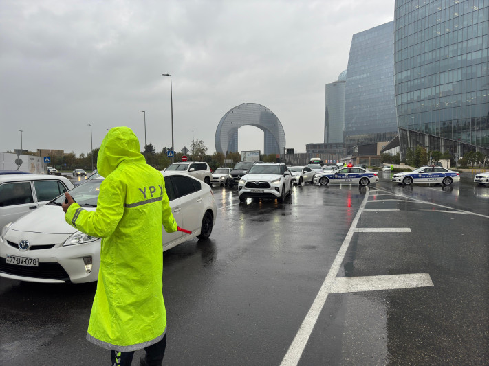 Heydər Əliyev prospektinin əsas yolu bağlandı