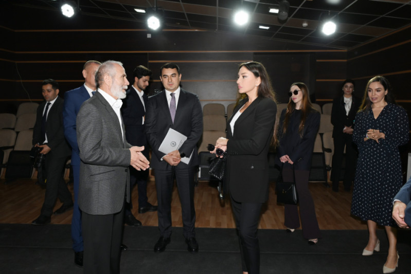 Mehriban Əliyeva və ailə üzvləri Pantomim Teatrında olublar - FOTO