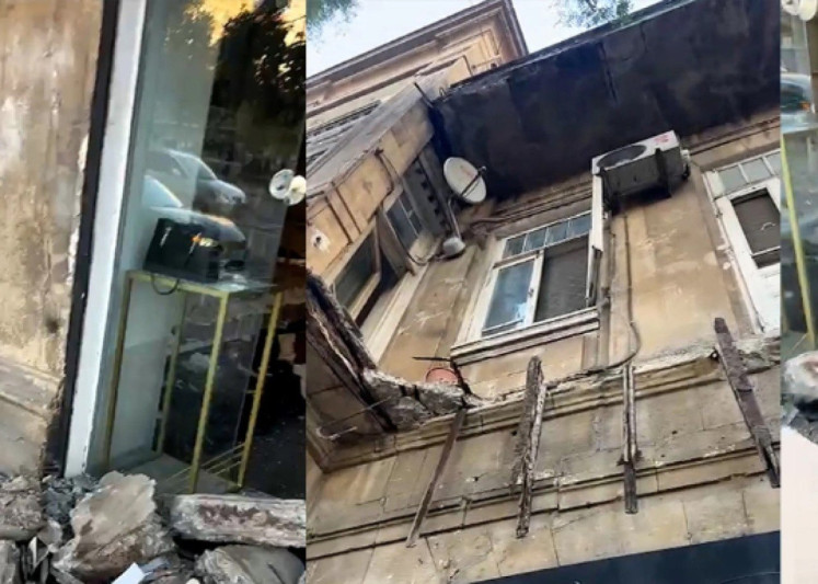 Bakıda binanın balkonu uçub