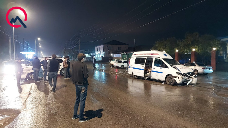 Təcili yardım maşını qəzaya düşdü: Yaralılar var - FOTO