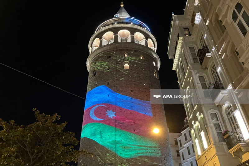 İstanbulun Qalata qülləsi Azərbaycan bayrağının rəngləri ilə işıqlandırılıb