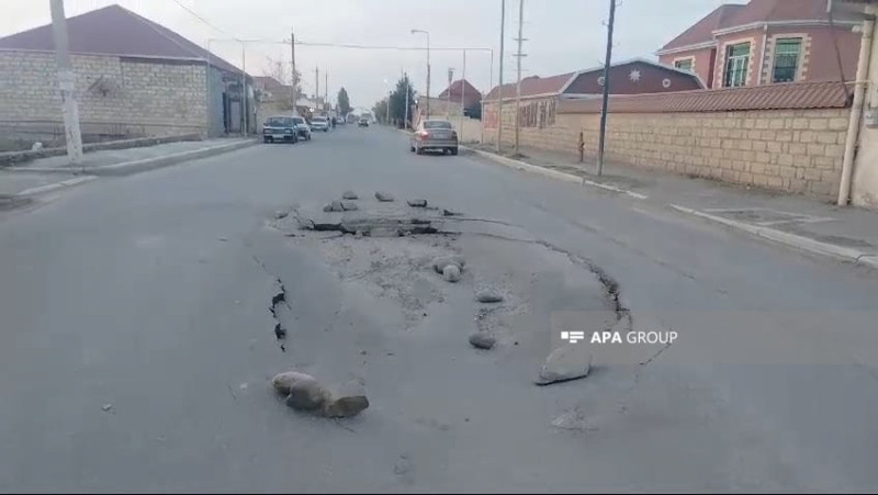 Gəncədə yeni çəkilən asfalt yol çöküb - FOTO