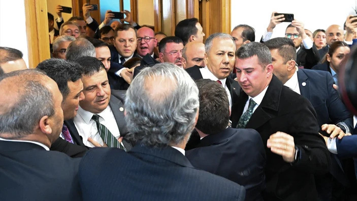 Türkiyənin daxili işlər nazirinə parlamentdə HÜCUM