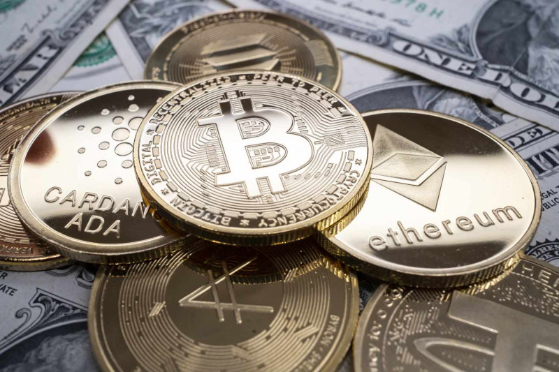 Bitcoin yeni rekord qıraraq 97 000 dolları keçdi