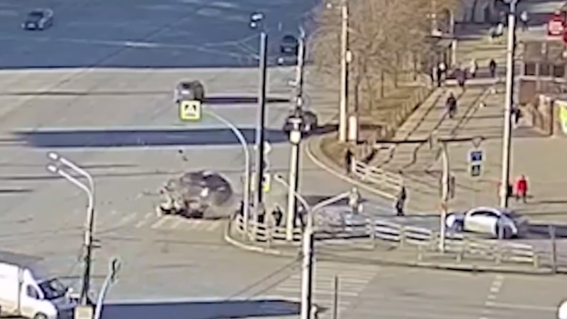 Rusiyada avtomobil piyada keçidində dəhşət törətdi - VİDEO