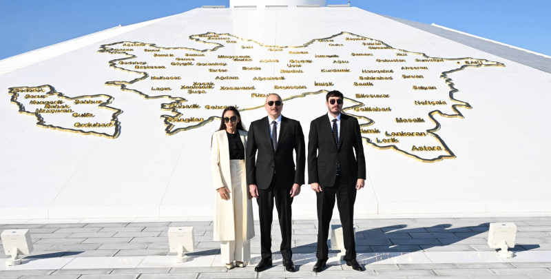 Prezident İlham Əliyev Bakıda Dövlət Bayrağı Meydanında olub, Azərbaycanın üçrəngli Bayrağını ucaldıb - YENİLƏNİB
