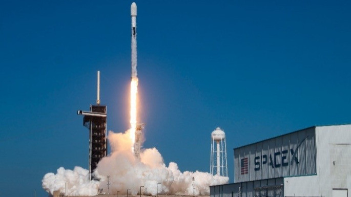 SpaceX 22 yeni Starlink peyklərini orbitə çıxardı
