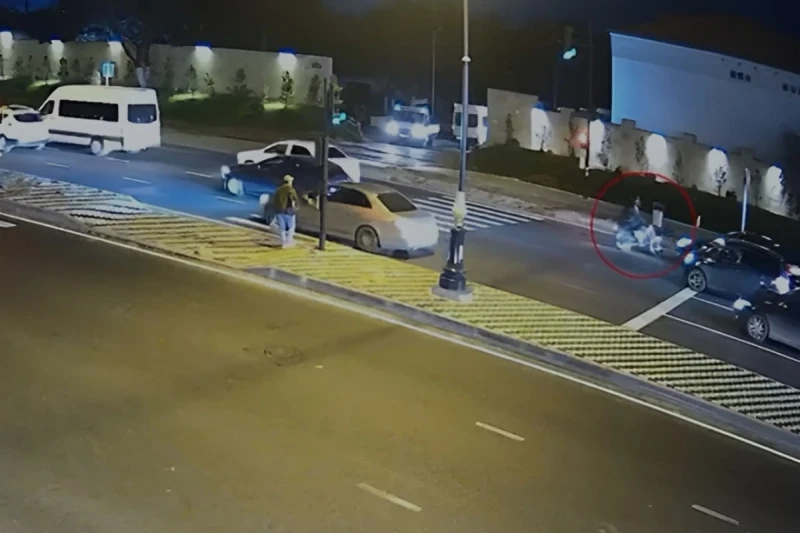 İşıqforun qırmızı işığından keçən motosiklet qəzaya səbəb oldu - VİDEO