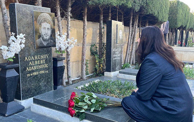 İsrailli nazir Bakıda Aqarunovun məzarını ziyarət etdi - FOTO