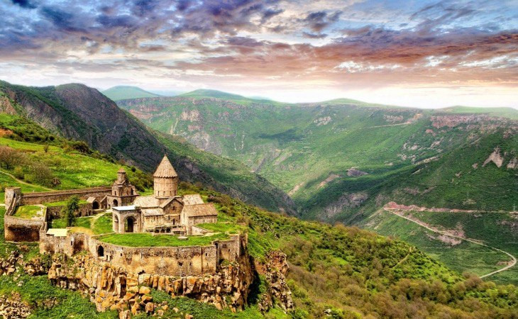Qədim insan məskəni, türk qayaüstü rəsmləri, alban monastrları - KƏLBƏCƏRİN TARİXİ