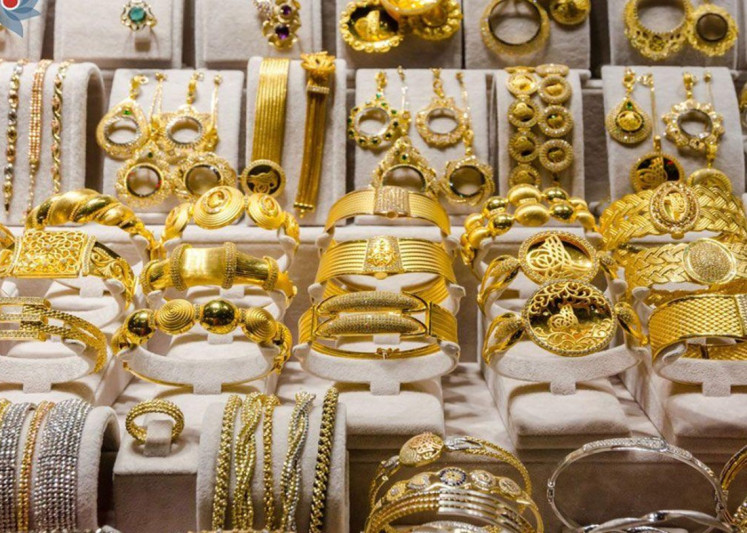 Azərbaycanda rektorun qızını aldadıb qızıllarını aldılar