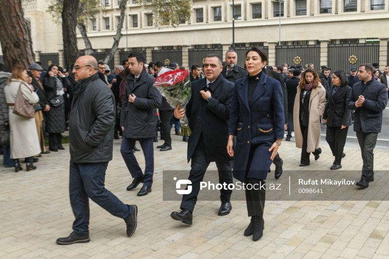 Azərbaycan xalqı Fəxri xiyabanda Ümummilli Liderin məzarını ziyarət edir