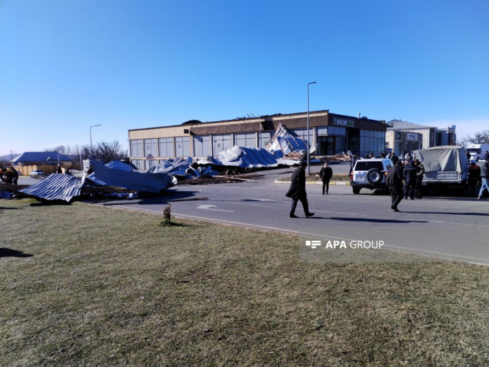Qəbələdə külək marketin dam örtüyünü uçurub - FOTO