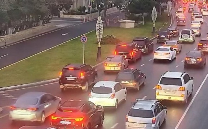 Bakının bir sıra yollarında tıxac yaranıb - SİYAHI
