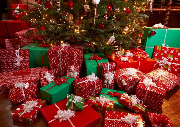 Baba nəvələrinin bayram hədiyyələrini oğurlayaraq satıb