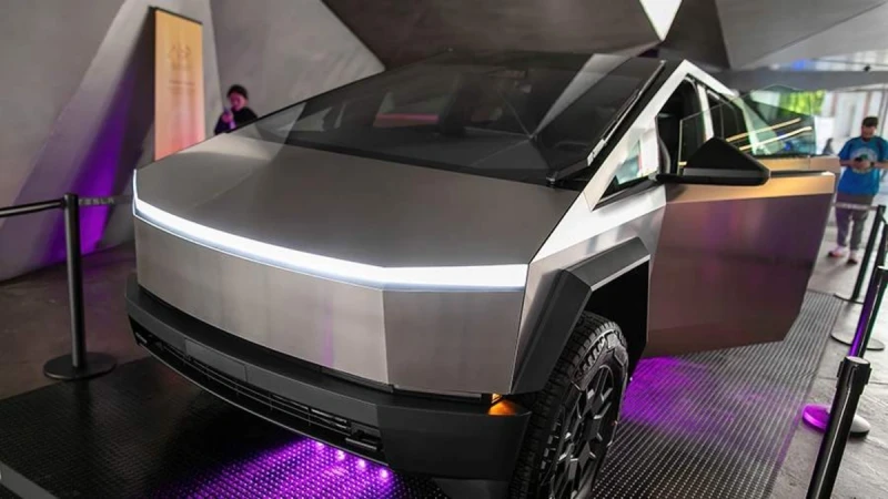 Tesla minlərlə elektromobilini geri çağırır