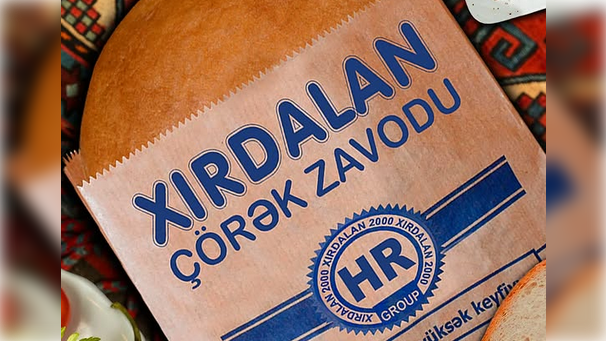 Bakıda çörəyin içindən yad cisim çıxdı - VİDEO