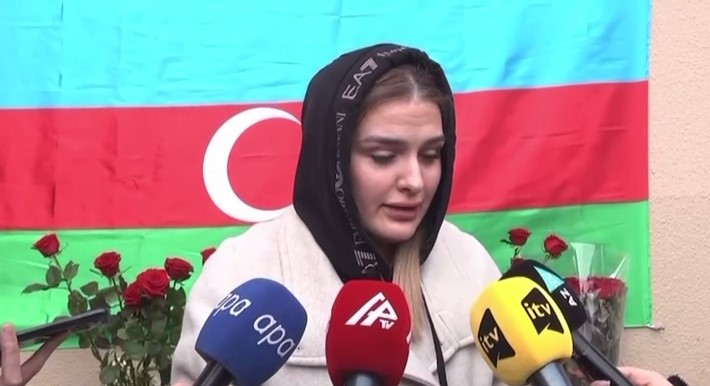 Stüardessa Hökümə Əliyevanın iş yoldaşı: Bu cür səssiz, sakit qız bütün ölkəyə səs saldı - VİDEO