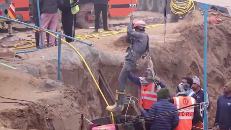 Hindistanda azyaşlı qız dırinliyi 200 metr olan quyuya düşüb