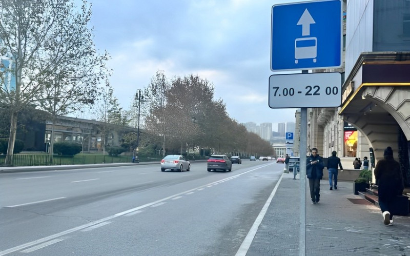 Bakının bu küçəsində avtobus zolağının qüvvədə olma vaxtını bildirən yol nişanları quraşdırılıb