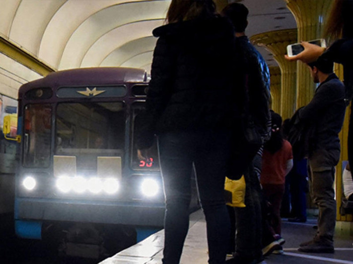 Bakı metrosunda ölüm: Növbətçiyə yaxınlaşaraq...