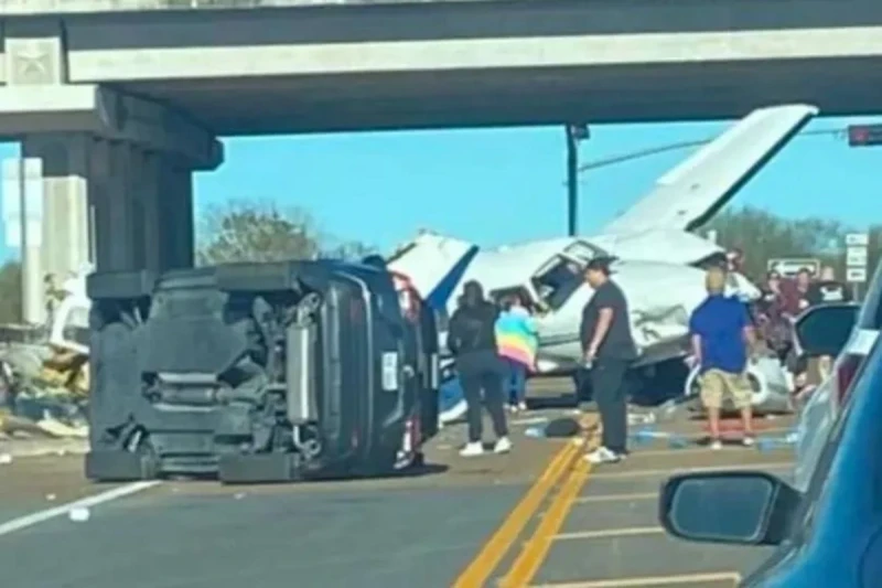 ABŞ-də təyyarə avtomobil yoluna təcili eniş edib