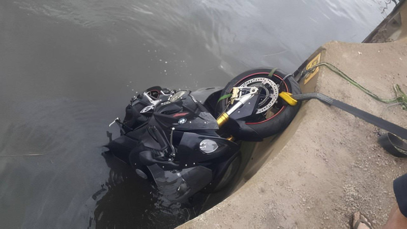 Neftçalada motosiklet kanala düşüb, ölən var