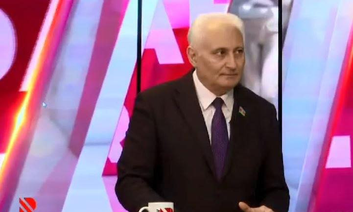 Real TV-nin canlı efirində deputatın halı PİSLƏŞDİ - VİDEO