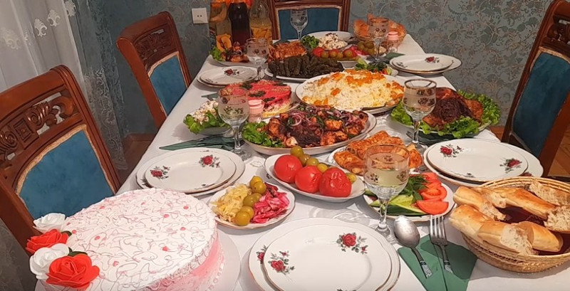 Bayram günlərində necə qidalanmalıyıq? – MÜTƏXƏSSİSLƏRDƏN AÇIQLAMA