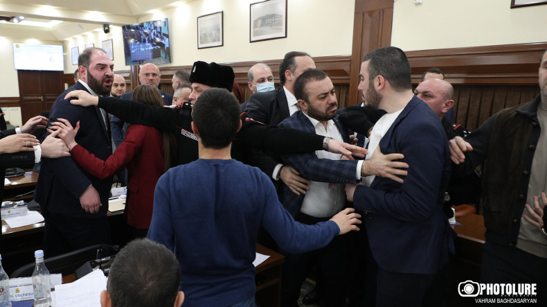 İrəvan meriyasında əlbayaxa dava - FOTO/VİDEO