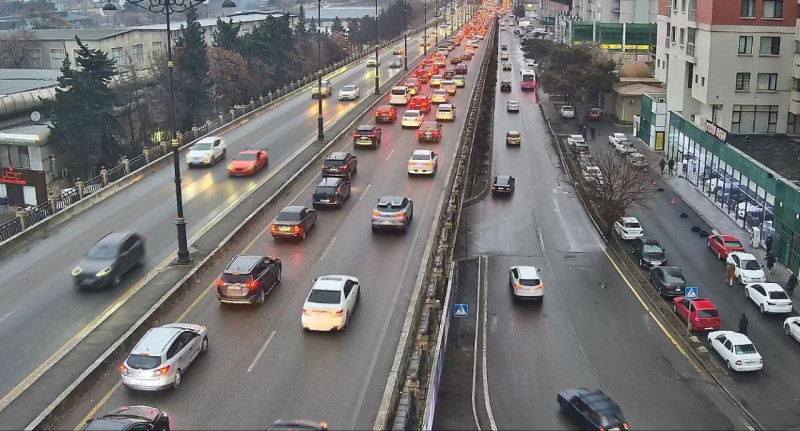 Bakının bir sıra yollarında nəqliyyatın hərəkətində problem yaranıb